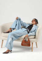 ADIDAS ORIGINALS Jeans ADICOLOR denim chiaro da donna con gamba ampia e tre strisce laterali. KT2651 . ADIDAS ORIGINALS 