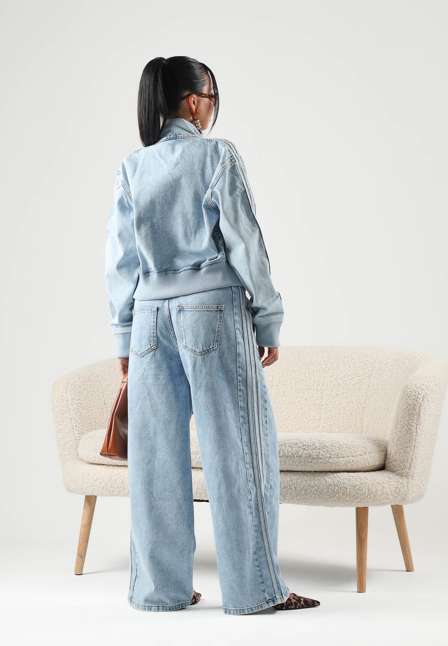 ADIDAS ORIGINALS Jeans ADICOLOR denim chiaro da donna con gamba ampia e tre strisce laterali. KT2651 . ADIDAS ORIGINALS 