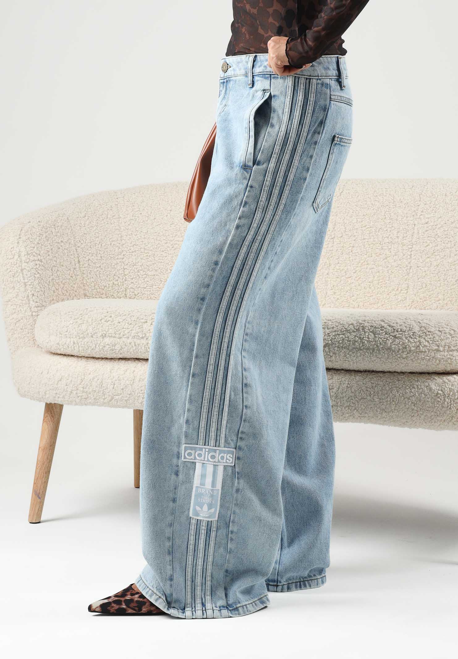 ADIDAS ORIGINALS Jeans ADICOLOR denim chiaro da donna con gamba ampia e tre strisce laterali. KT2651 . ADIDAS ORIGINALS 