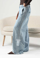 ADIDAS ORIGINALS Jeans ADICOLOR denim chiaro da donna con gamba ampia e tre strisce laterali. KT2651 . ADIDAS ORIGINALS 
