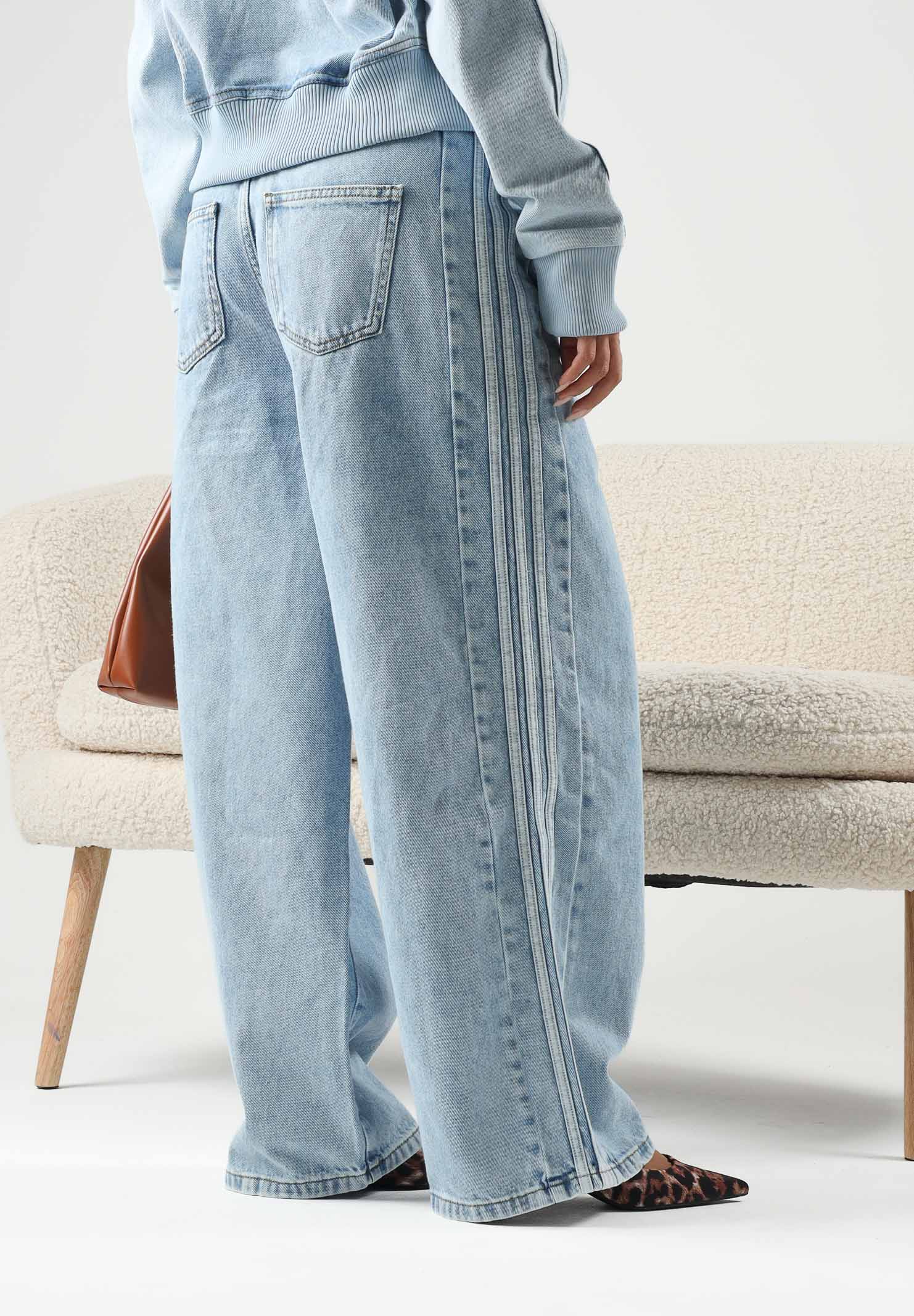 ADIDAS ORIGINALS Jeans ADICOLOR denim chiaro da donna con gamba ampia e tre strisce laterali. KT2651 . ADIDAS ORIGINALS 