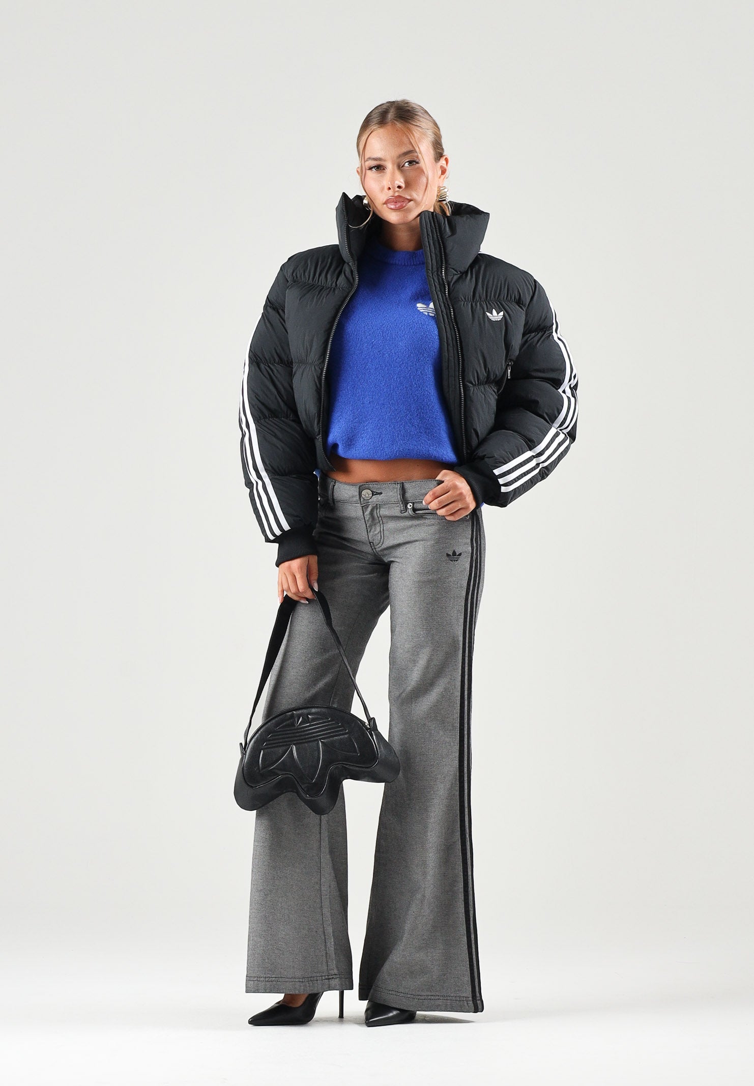 ADIDAS ORIGINALS Giubbotto-piumino corto nero da donna con iconiche 3-stripes KT4231 . ADIDAS ORIGINALS 