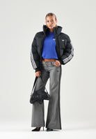 ADIDAS ORIGINALS Giubbotto-piumino corto nero da donna con iconiche 3-stripes KT4231 . ADIDAS ORIGINALS 