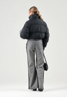 ADIDAS ORIGINALS Giubbotto-piumino corto nero da donna con iconiche 3-stripes KT4231 . ADIDAS ORIGINALS 
