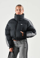 ADIDAS ORIGINALS Giubbotto-piumino corto nero da donna con iconiche 3-stripes KT4231 . ADIDAS ORIGINALS 