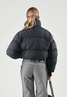 ADIDAS ORIGINALS Giubbotto-piumino corto nero da donna con iconiche 3-stripes KT4231 . ADIDAS ORIGINALS 