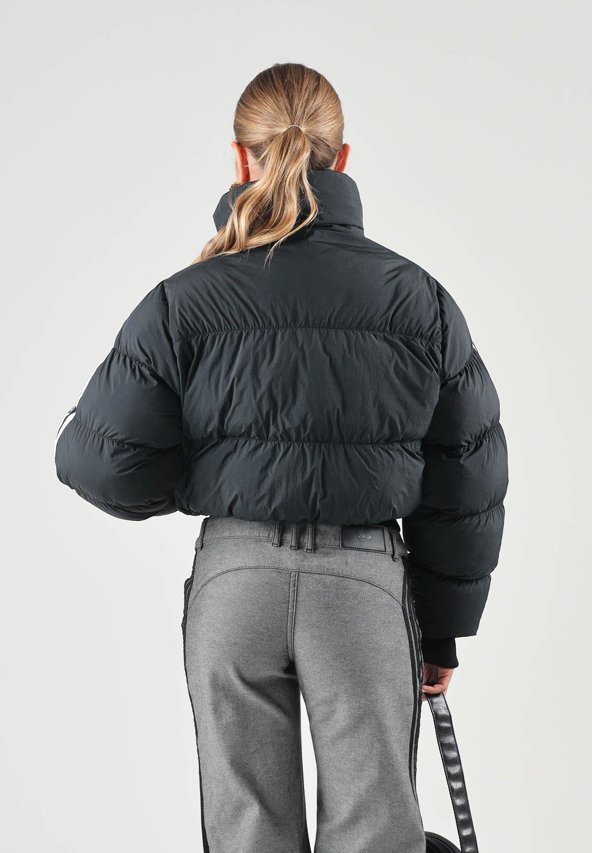 ADIDAS ORIGINALS Giubbotto-piumino corto nero da donna con iconiche 3-stripes KT4231 . ADIDAS ORIGINALS 