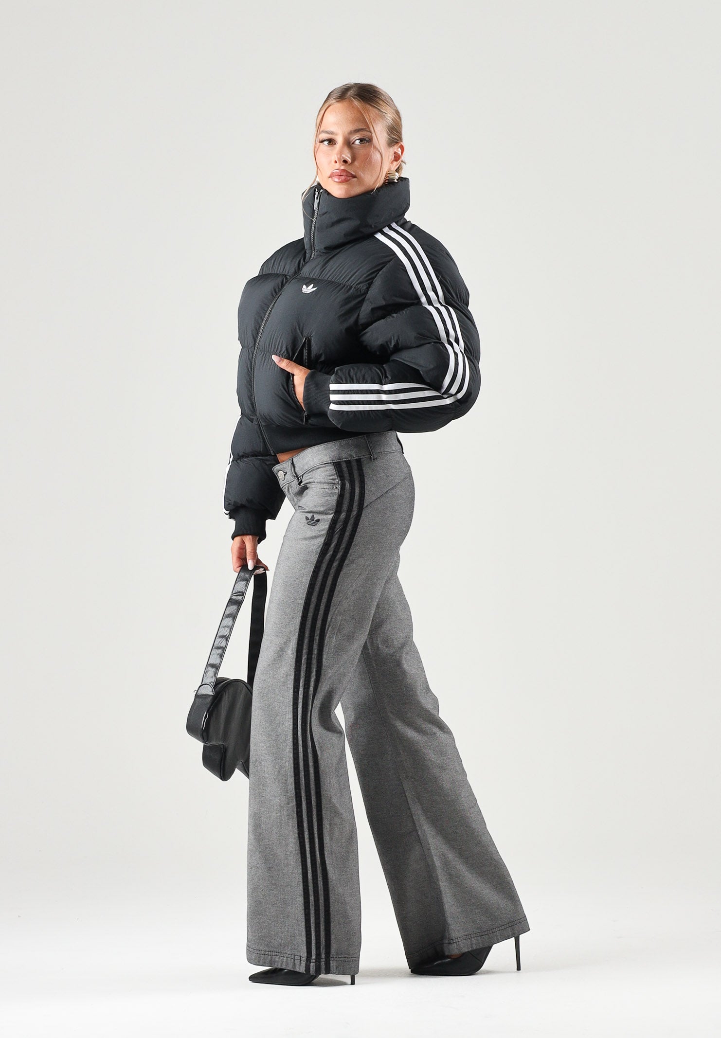 ADIDAS ORIGINALS Giubbotto-piumino corto nero da donna con iconiche 3-stripes KT4231 . ADIDAS ORIGINALS 