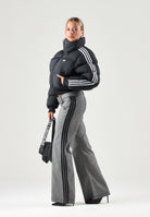 ADIDAS ORIGINALS Giubbotto-piumino corto nero da donna con iconiche 3-stripes KT4231 . ADIDAS ORIGINALS 