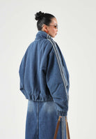 ADIDAS ORIGINALS Giubbotto di jeans FIREBIRD denimi blu da donna con 3-stripes iconiche KT4232 . ADIDAS ORIGINALS 
