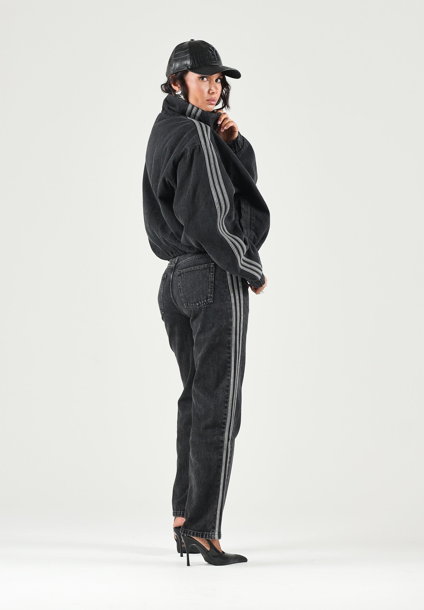 ADIDAS ORIGINALS Giubbotto di jeans denim-nero per uomo e donna con iconiche 3-stripes<BR/> KT4233 . ADIDAS ORIGINALS 