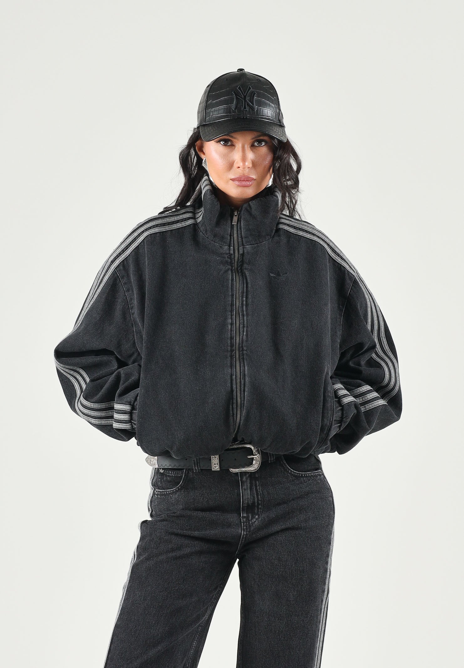 ADIDAS ORIGINALS Giubbotto di jeans denim-nero per uomo e donna con iconiche 3-stripes<BR/> KT4233 . ADIDAS ORIGINALS 