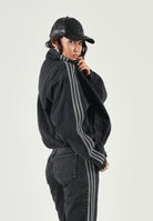 ADIDAS ORIGINALS Giubbotto di jeans denim-nero per uomo e donna con iconiche 3-stripes<BR/> KT4233 . ADIDAS ORIGINALS 