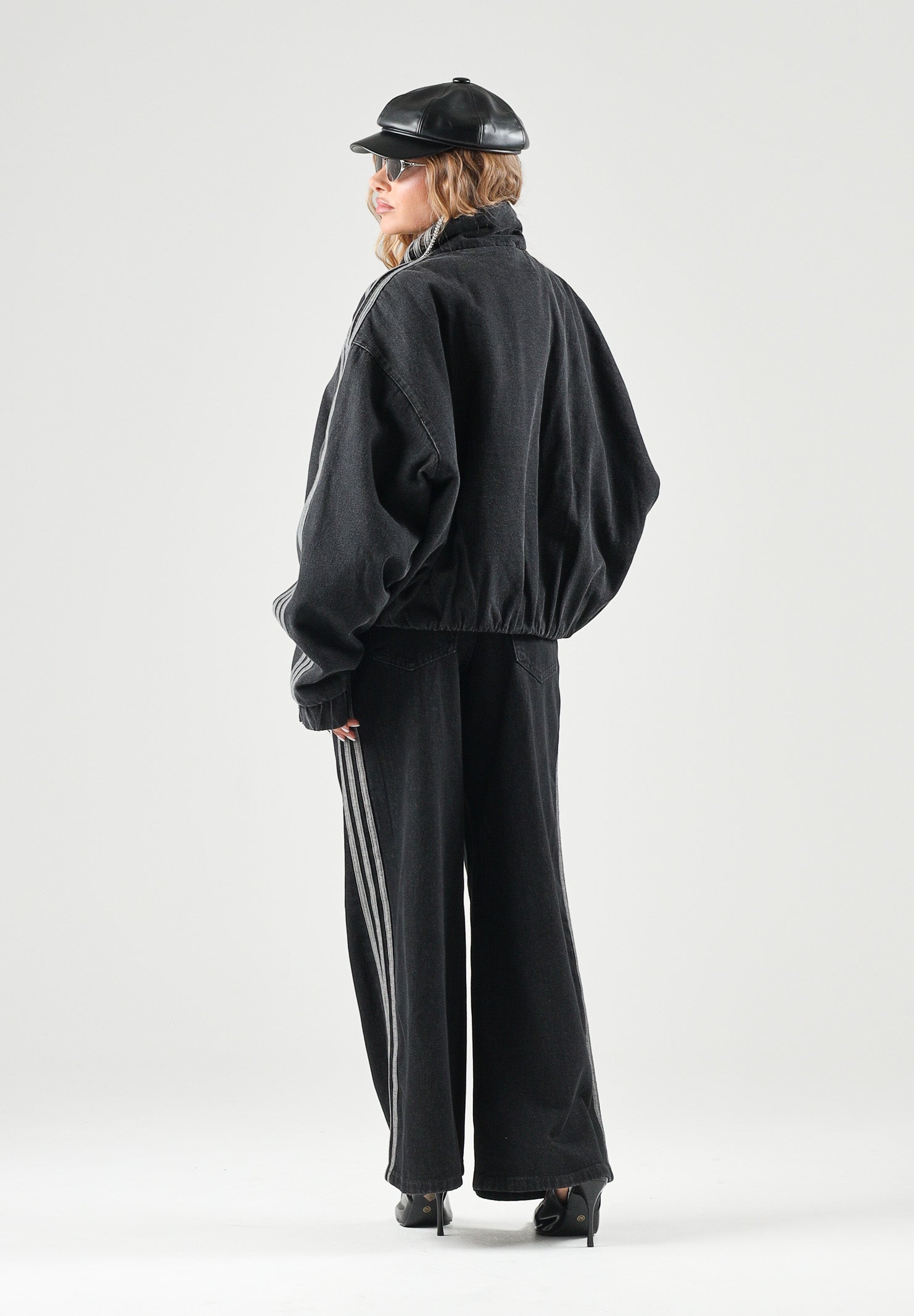 ADIDAS ORIGINALS Giubbotto di jeans denim-nero per uomo e donna con iconiche 3-stripes<BR/> KT4233 . ADIDAS ORIGINALS 