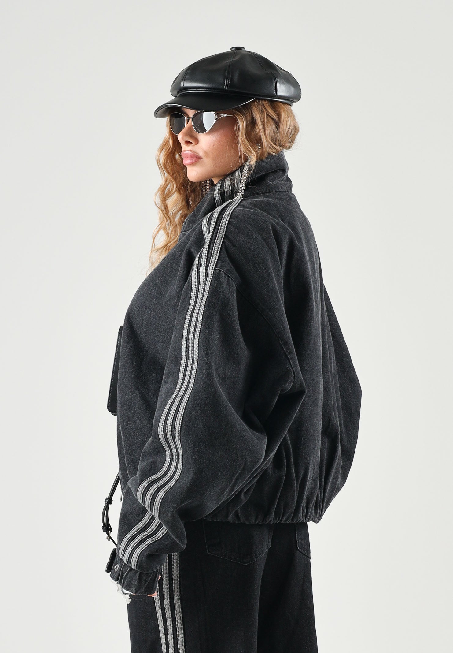 ADIDAS ORIGINALS Giubbotto di jeans denim-nero per uomo e donna con iconiche 3-stripes<BR/> KT4233 . ADIDAS ORIGINALS 