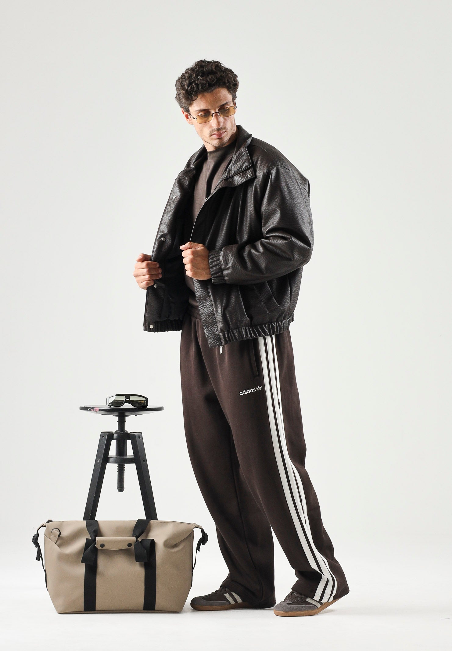 ADIDAS ORIGINALS Pantaloni CUTLINE SWEATPANTS Aurora Coffee da uomo , con taglio ampio KT4298 . ADIDAS ORIGINALS 