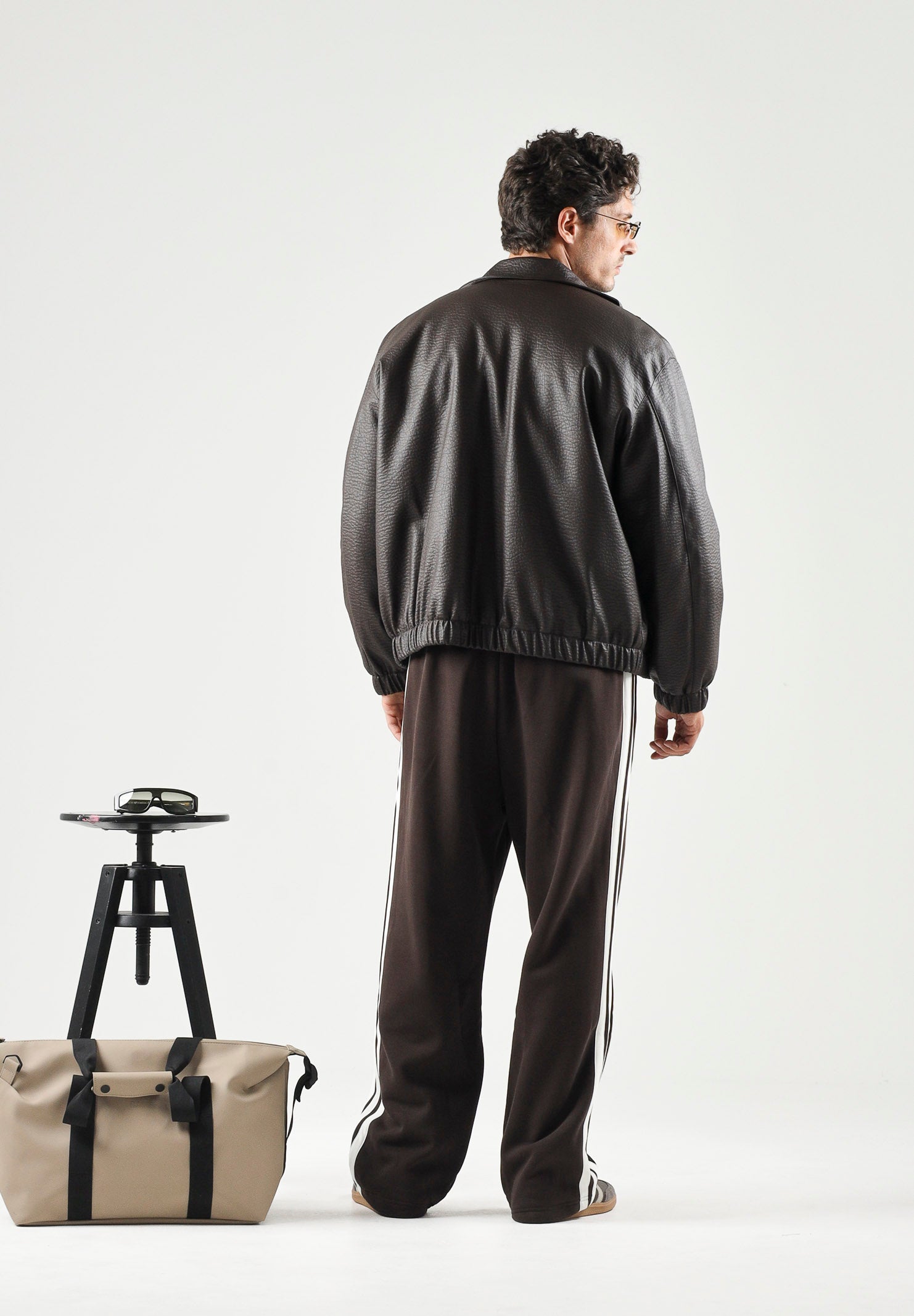 ADIDAS ORIGINALS Pantaloni CUTLINE SWEATPANTS Aurora Coffee da uomo , con taglio ampio KT4298 . ADIDAS ORIGINALS 