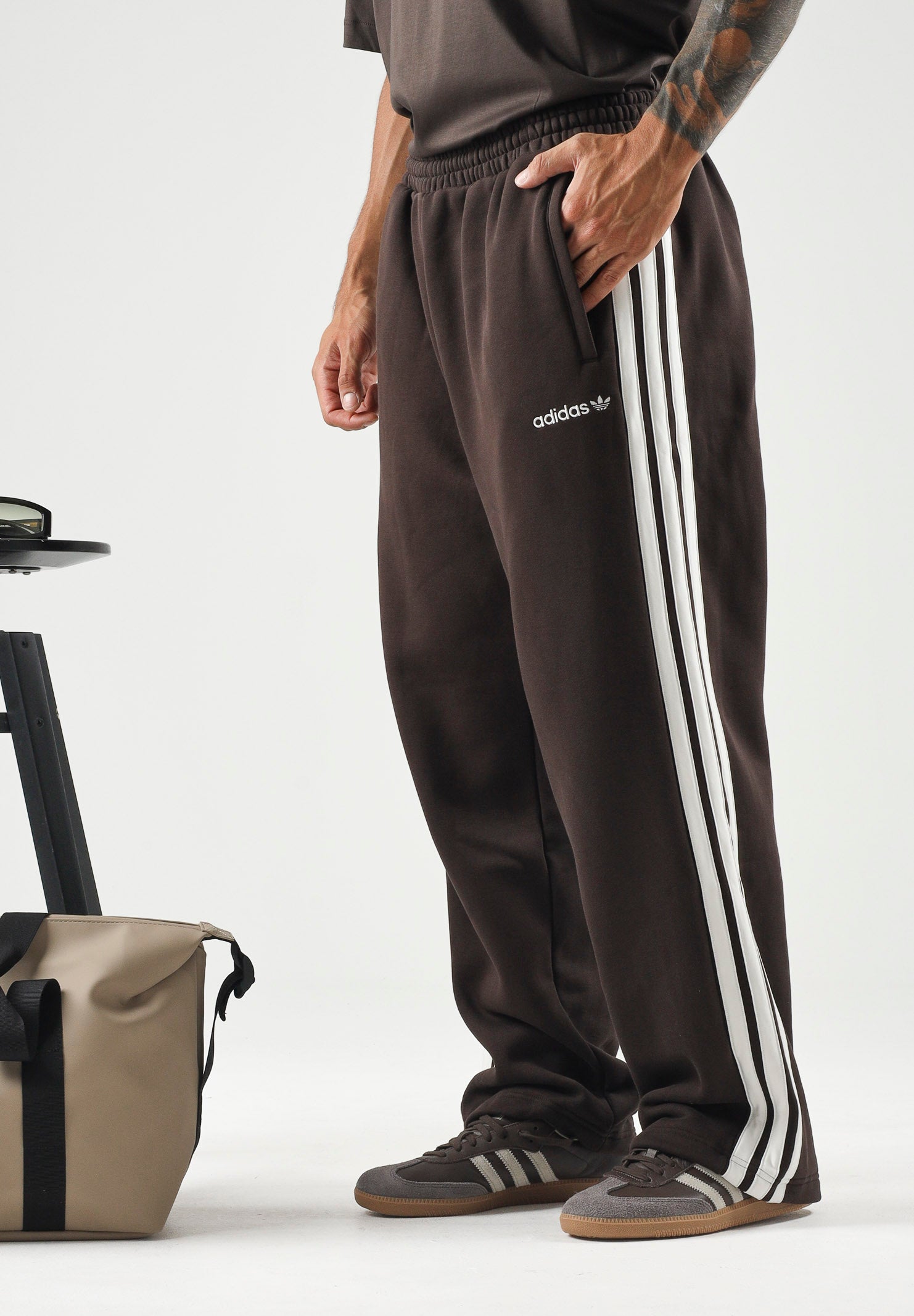 ADIDAS ORIGINALS Pantaloni CUTLINE SWEATPANTS Aurora Coffee da uomo , con taglio ampio KT4298 . ADIDAS ORIGINALS 