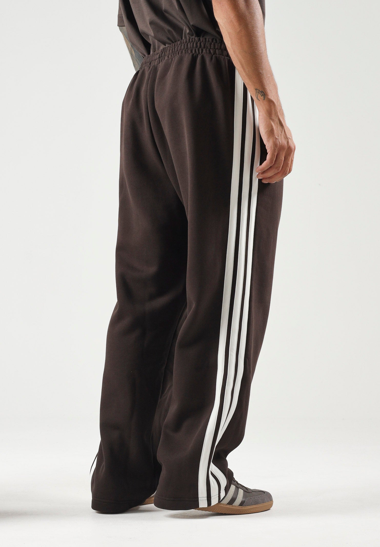 ADIDAS ORIGINALS Pantaloni CUTLINE SWEATPANTS Aurora Coffee da uomo , con taglio ampio KT4298 . ADIDAS ORIGINALS 