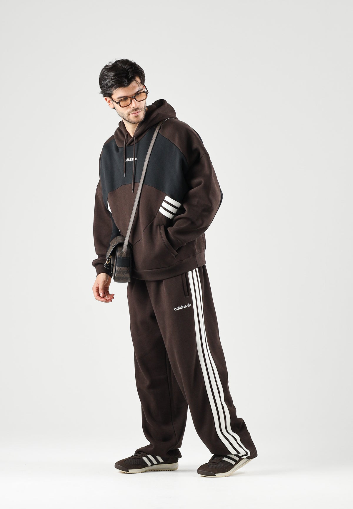 ADIDAS ORIGINALS Pantaloni sportivi CUTLINE SWEATPANTS Aurora Coffee marrone da uomo con taglio ampio KT4298 . ADIDAS ORIGINALS 