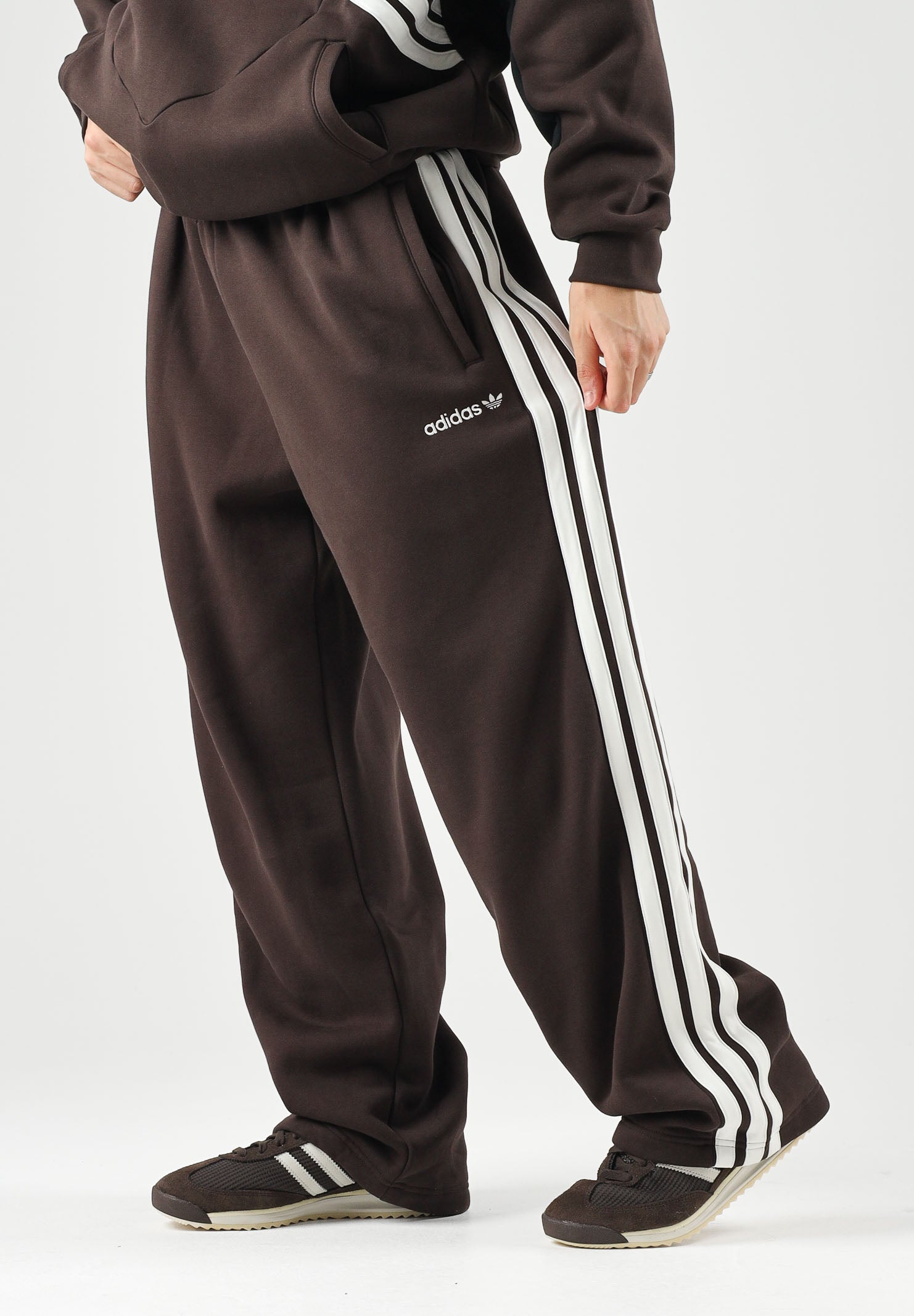 ADIDAS ORIGINALS Pantaloni sportivi CUTLINE SWEATPANTS Aurora Coffee marrone da uomo con taglio ampio KT4298 . ADIDAS ORIGINALS 