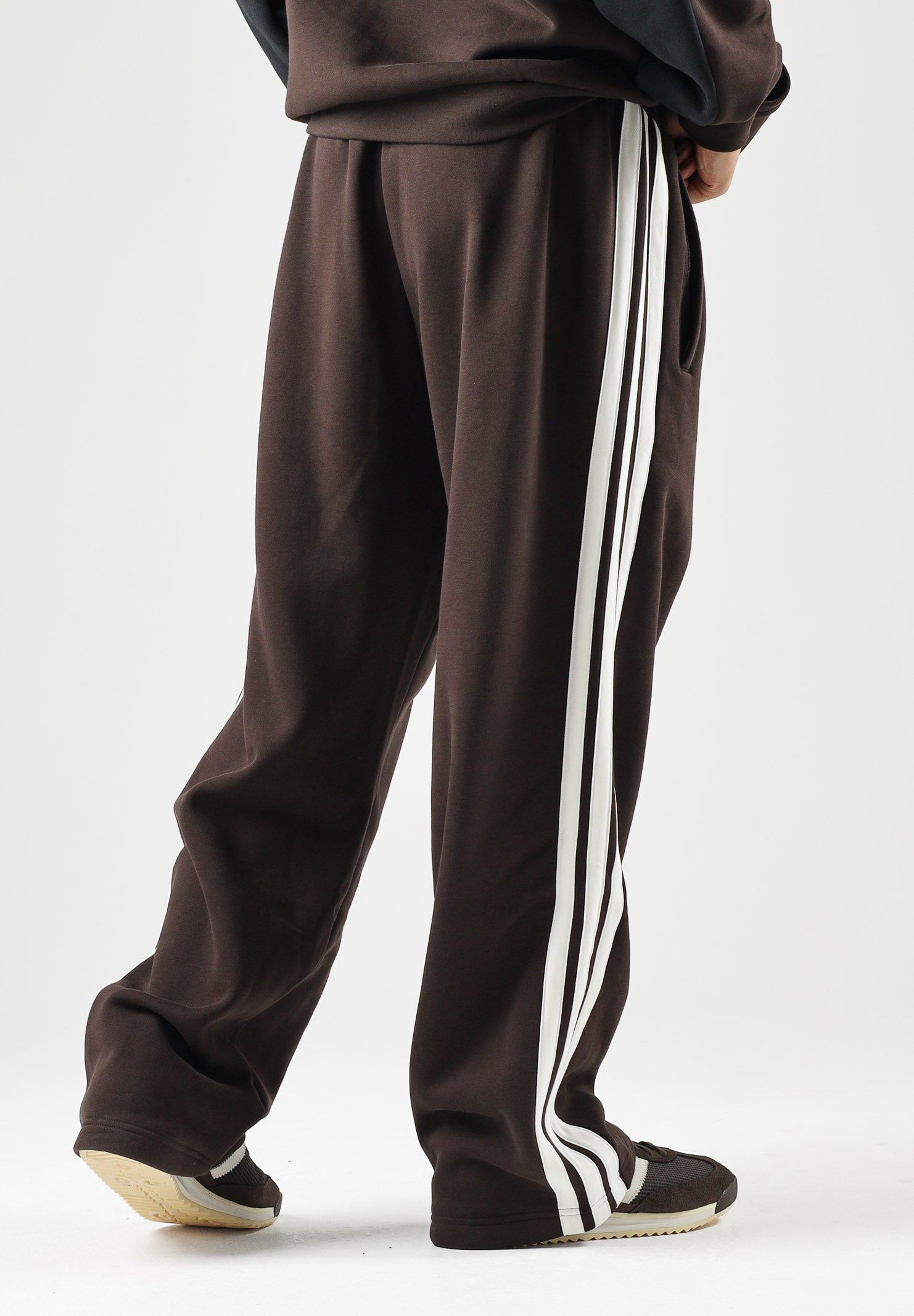 ADIDAS ORIGINALS Pantaloni sportivi CUTLINE SWEATPANTS Aurora Coffee marrone da uomo con taglio ampio KT4298 . ADIDAS ORIGINALS 