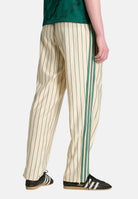 ADIDAS ORIGINALS Pantaloni FIREBIRD PINSTRIPES beige e verde da uomo con iconiche 3-Stripes laterali. KT4300 . ADIDAS ORIGINALS 