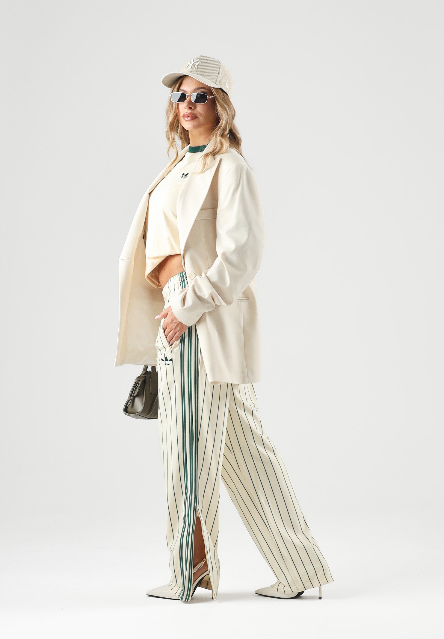 ADIDAS ORIGINALS Pantaloni FIREBIRD PINSTRIPES beige e verde per uomo e donna con iconiche 3-Stripes laterali. KT4300 . ADIDAS ORIGINALS 