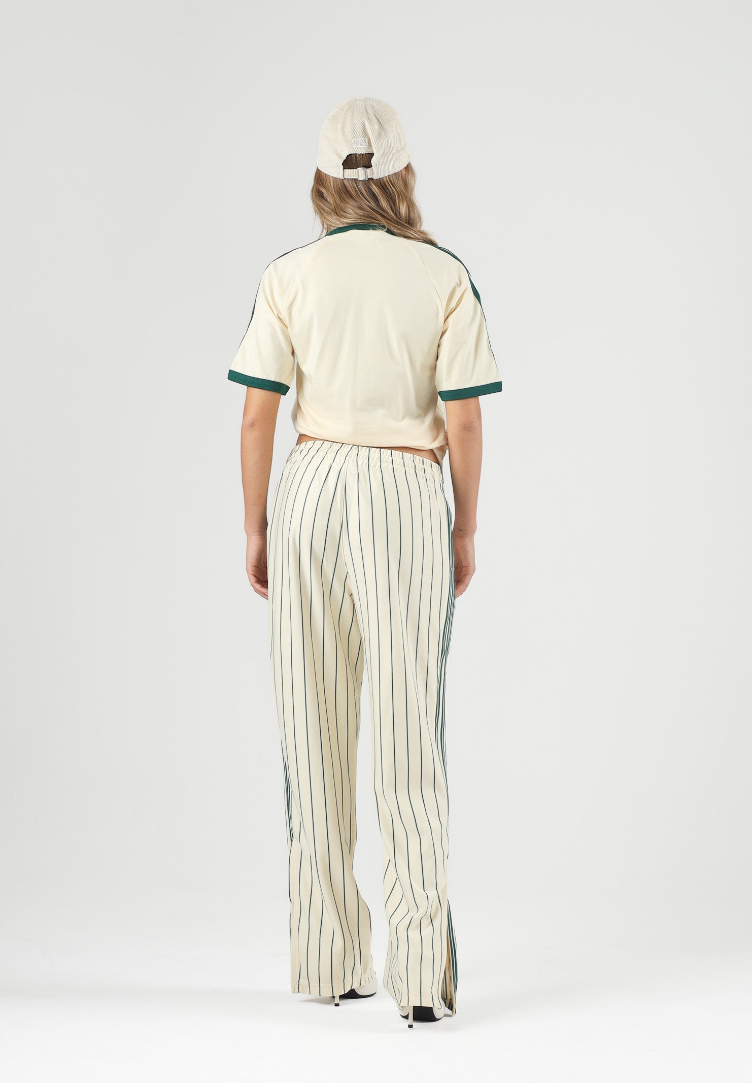 ADIDAS ORIGINALS Pantaloni FIREBIRD PINSTRIPES beige e verde per uomo e donna con iconiche 3-Stripes laterali. KT4300 . ADIDAS ORIGINALS 
