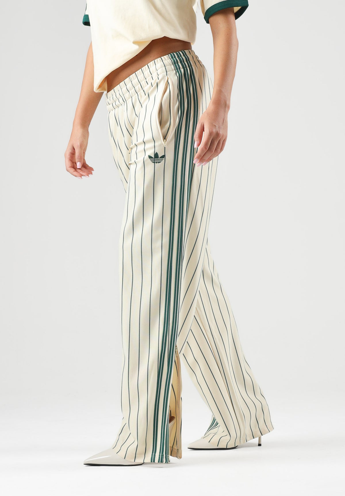 ADIDAS ORIGINALS Pantaloni FIREBIRD PINSTRIPES beige e verde per uomo e donna con iconiche 3-Stripes laterali. KT4300 . ADIDAS ORIGINALS 