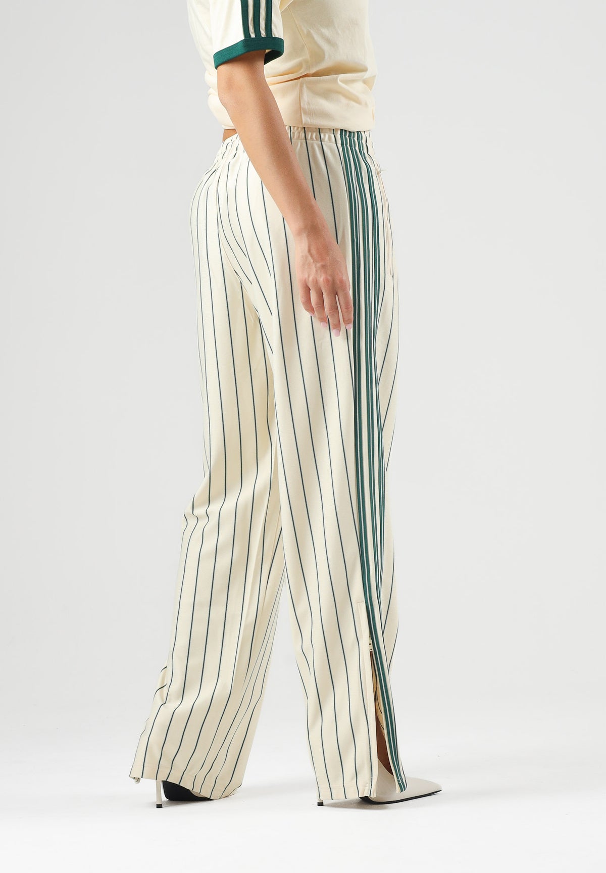 ADIDAS ORIGINALS Pantaloni FIREBIRD PINSTRIPES beige e verde per uomo e donna con iconiche 3-Stripes laterali. KT4300 . ADIDAS ORIGINALS 