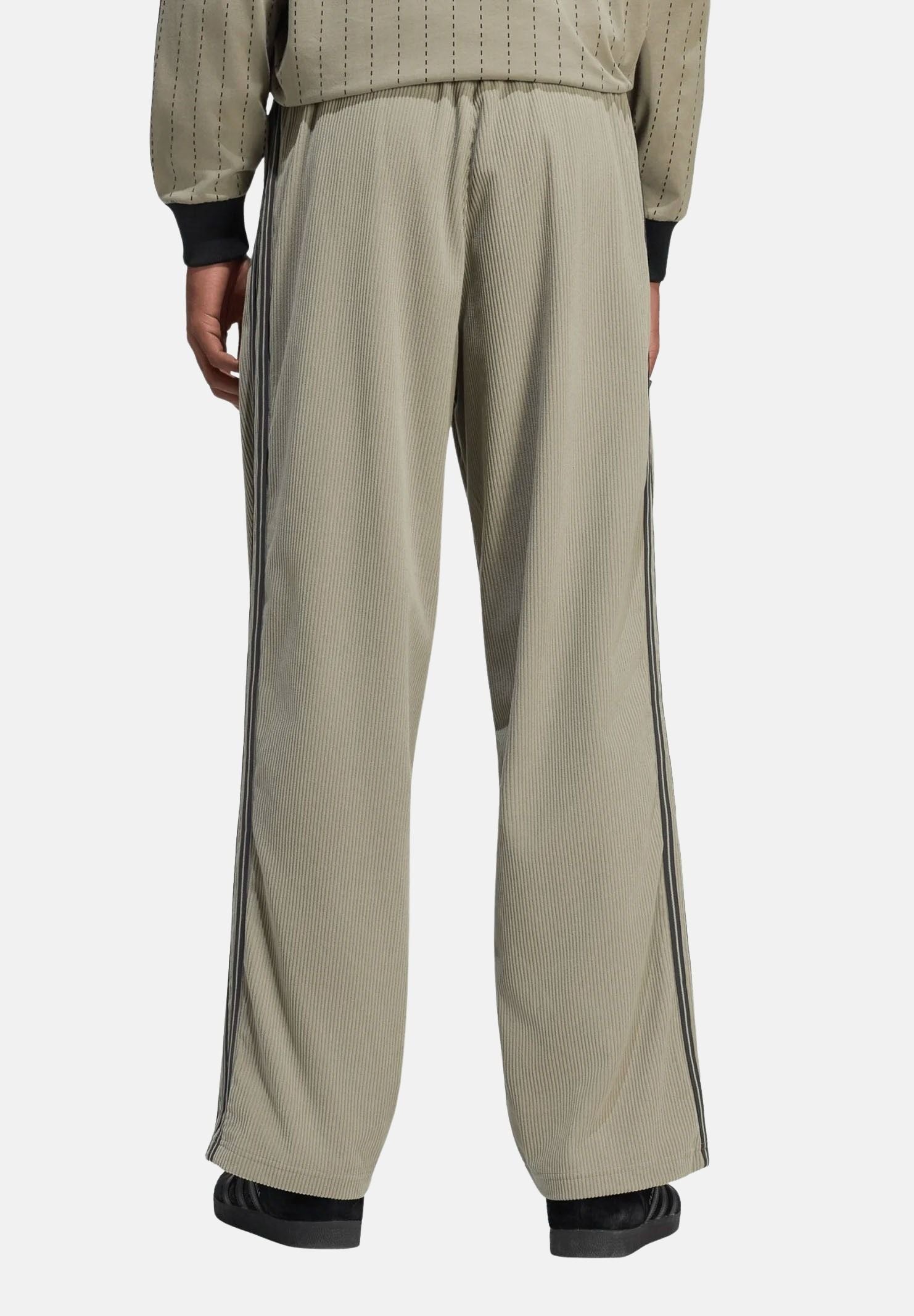ADIDAS ORIGINALS Pantaloni FIREBIRD CORDUROY Silver Pebble beige uomo con gamba ampia KT4338 . ADIDAS ORIGINALS 
