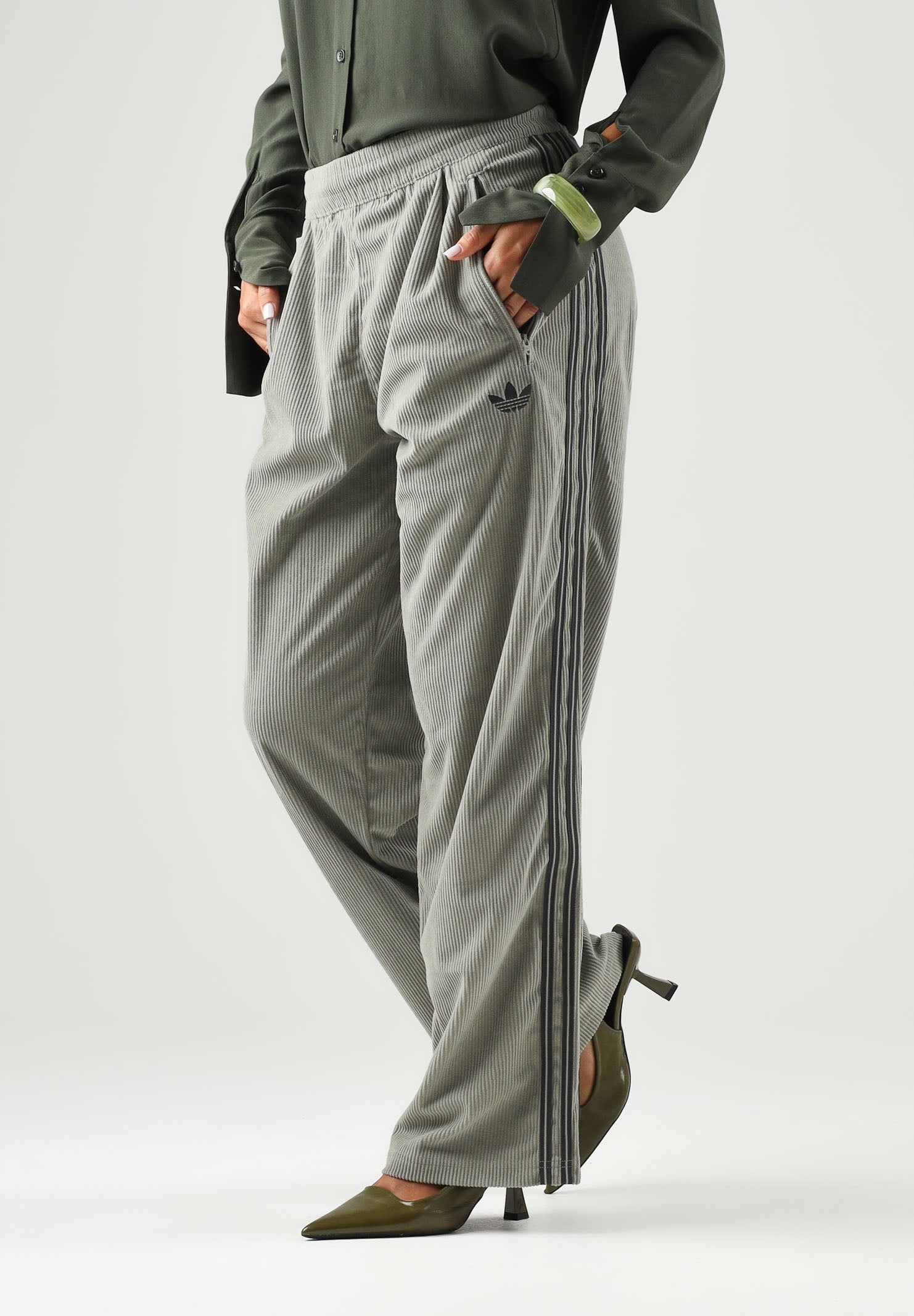 ADIDAS ORIGINALS Pantaloni FIREBIRD CORDUROY Silver beige per uomo e donna con gamba ampia KT4338 . ADIDAS ORIGINALS 