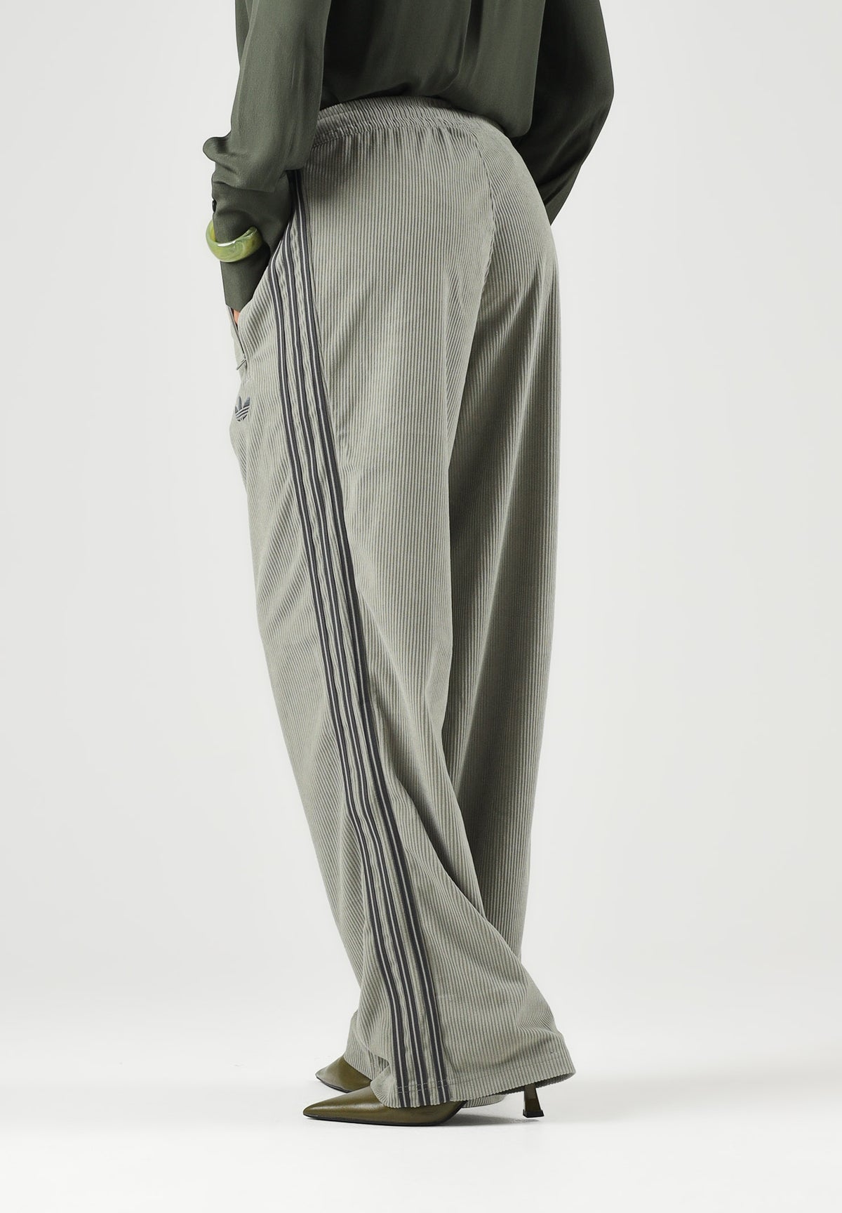 ADIDAS ORIGINALS Pantaloni FIREBIRD CORDUROY Silver beige per uomo e donna con gamba ampia KT4338 . ADIDAS ORIGINALS 