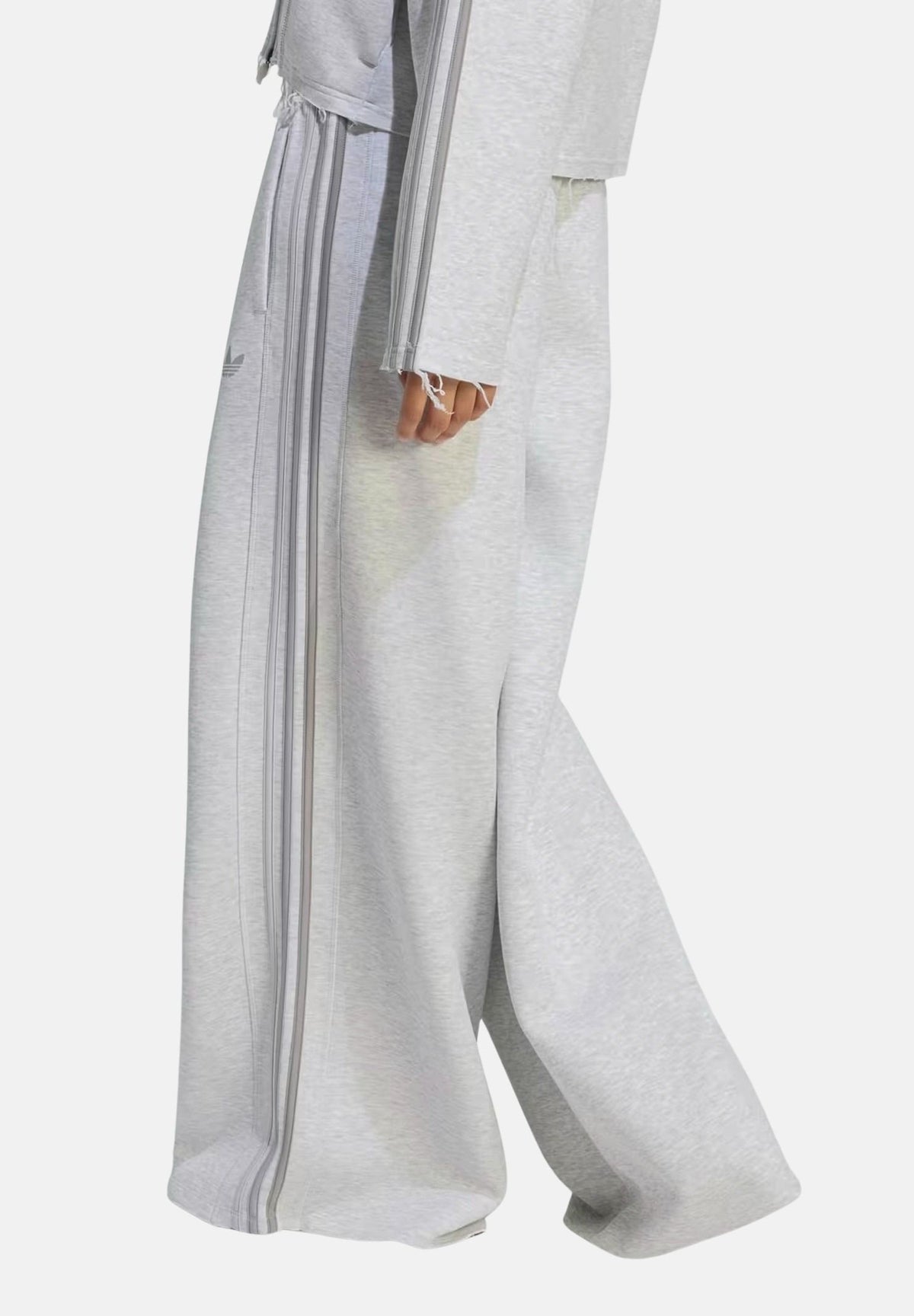 ADIDAS ORIGINALS Pantalone sportivo SST 2.0 LONG TRACKPANT Light Grey grigio chiaro da donna con linea ampia KT4687 . ADIDAS ORIGINALS 