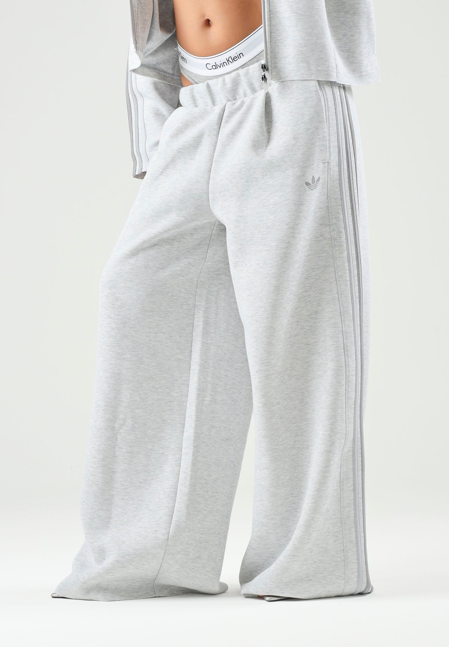 ADIDAS ORIGINALS Pantalone SST 2.0 LONG TRACKPANT Light Grey grigio chiaro da donna con linea ampia KT4687 . ADIDAS ORIGINALS 