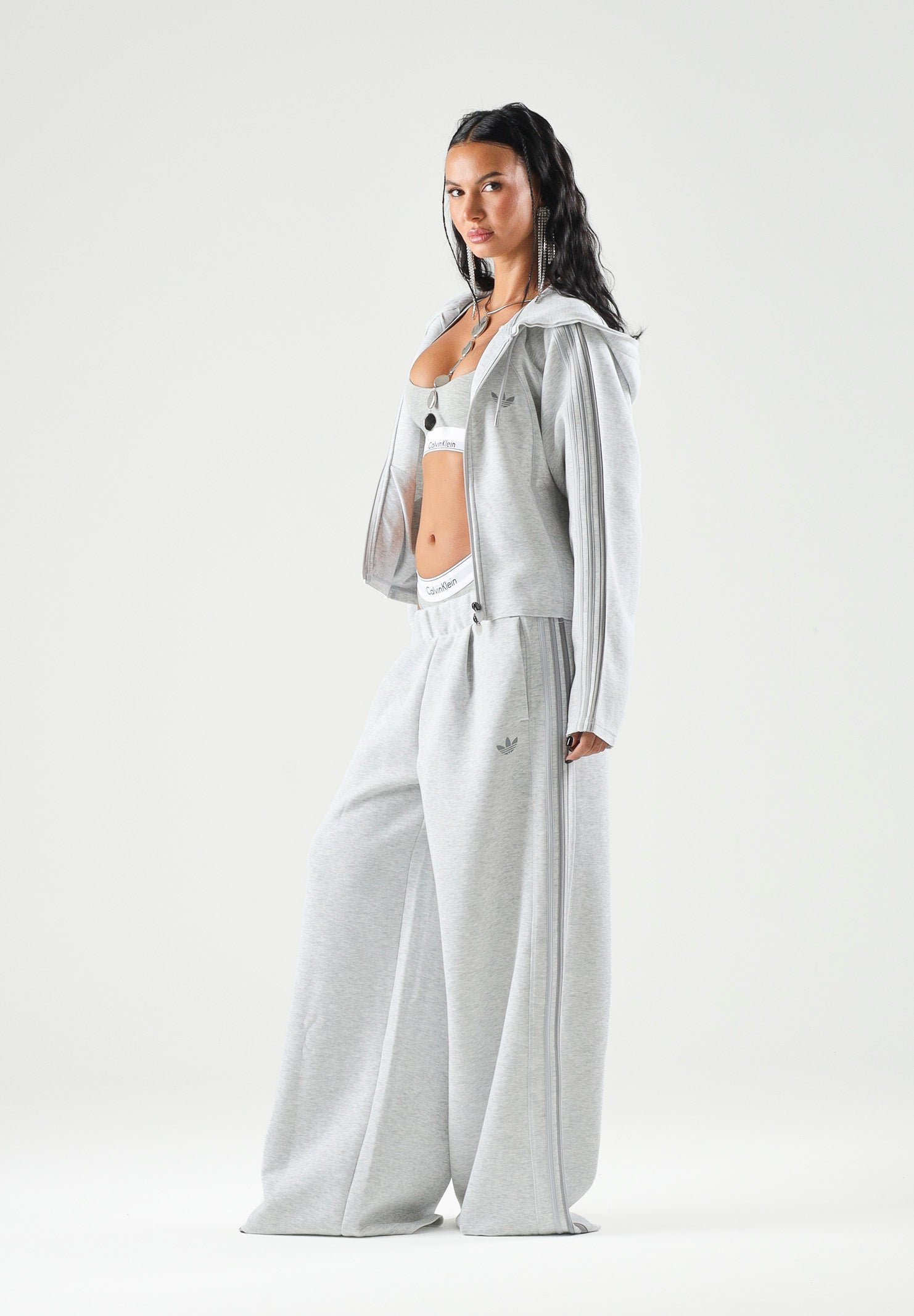 ADIDAS ORIGINALS Felpa SST 2.0 CROPPED HOODY Light Grey grigio chiaro da donna con iconiche 3-Stripes a contrasto. KT4690 . ADIDAS ORIGINALS 