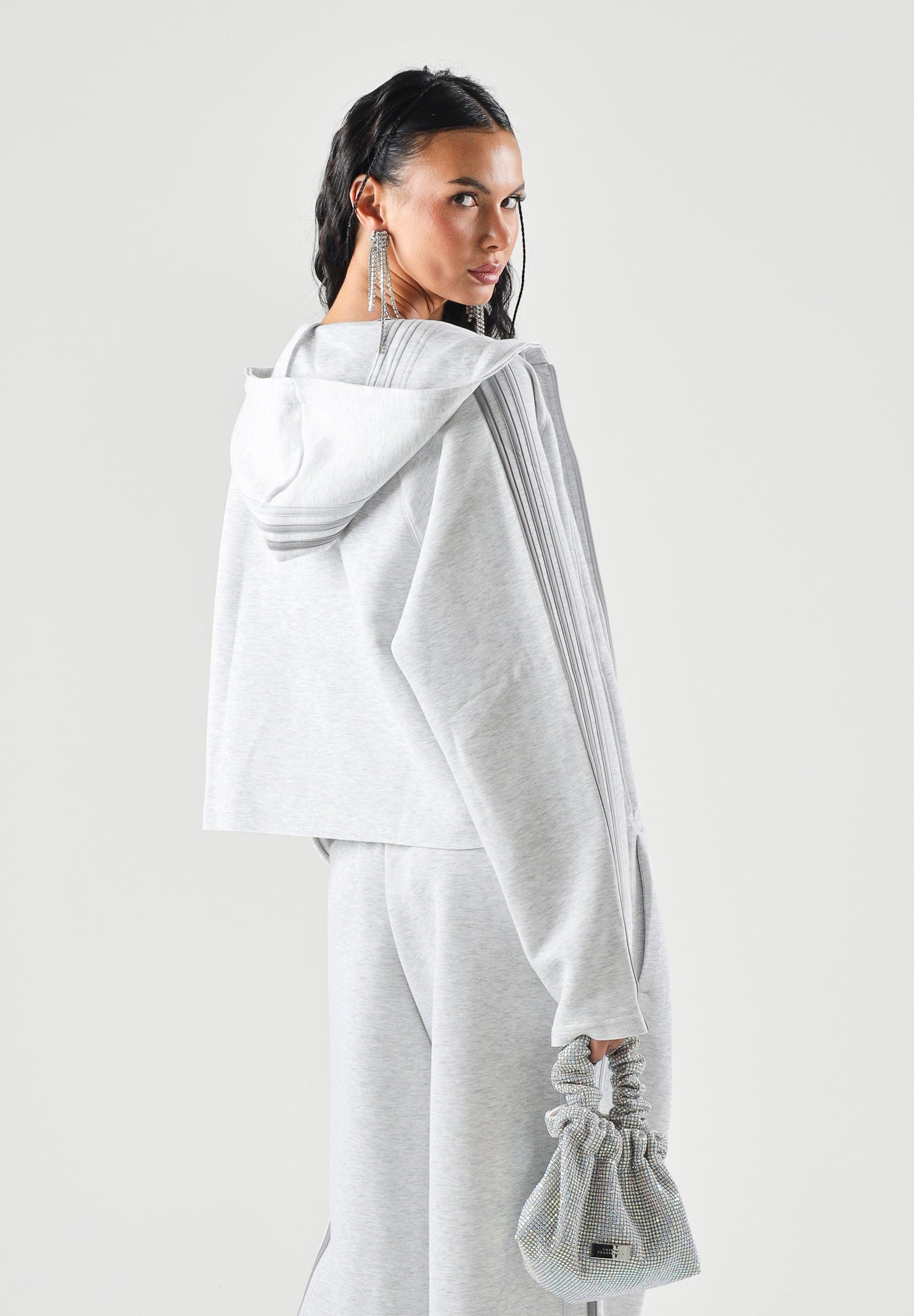 ADIDAS ORIGINALS Felpa SST 2.0 CROPPED HOODY Light Grey grigio chiaro da donna con iconiche 3-Stripes a contrasto. KT4690 . ADIDAS ORIGINALS 