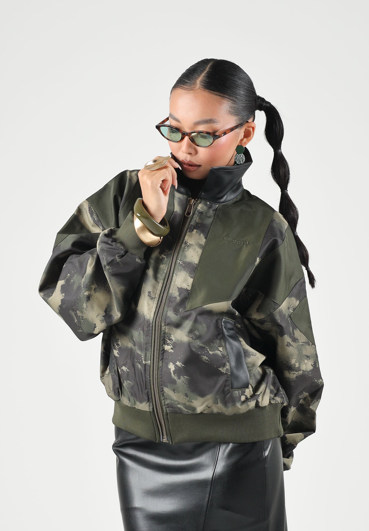 ADIDAS ORIGINALS Bomber-giacca EQT AOP BOMBER verde militare da donna con fantasia camouflage KT4701 . ADIDAS ORIGINALS 