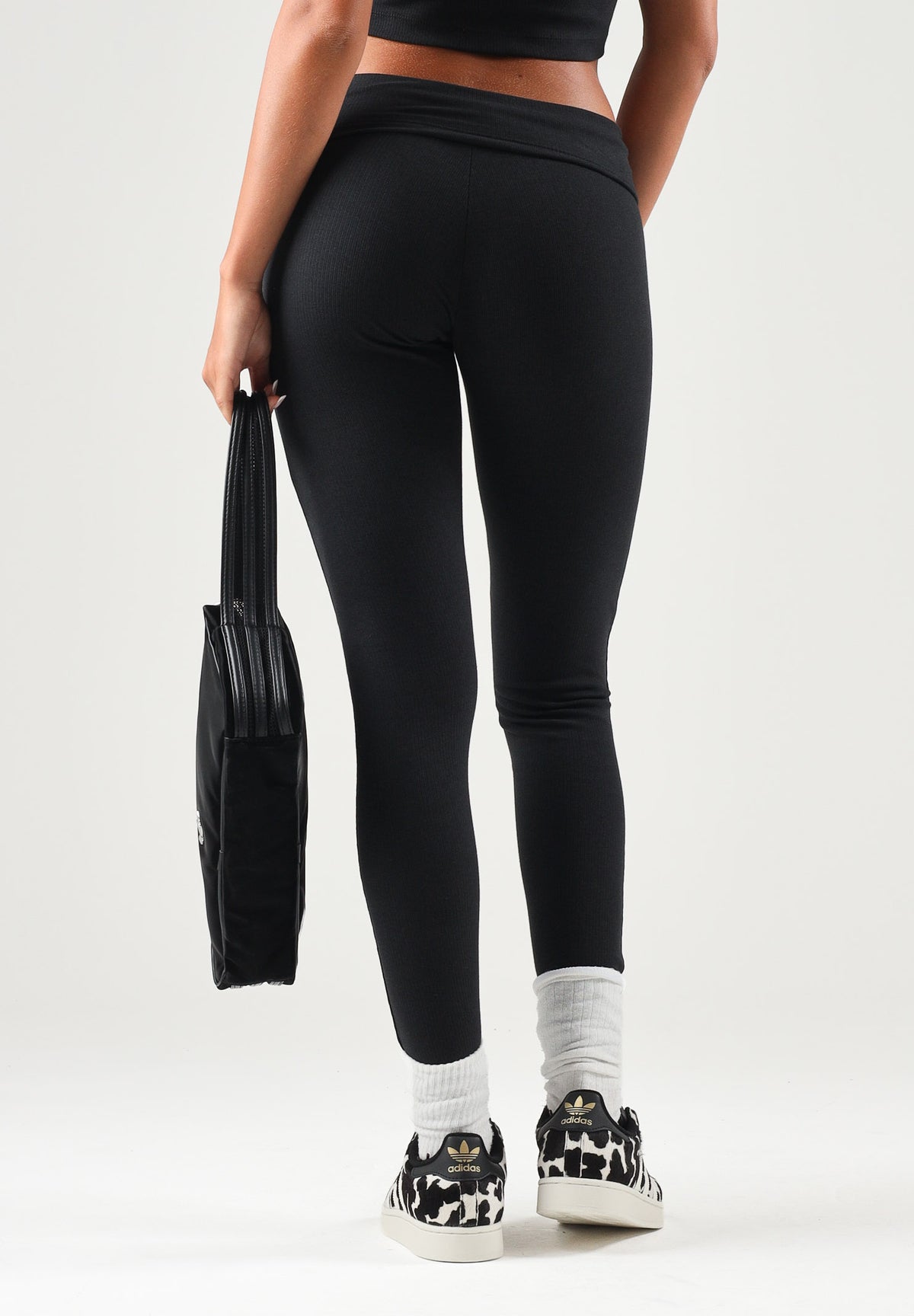 ADIDAS ORIGINALS Leggings nero da donna con design stampato e iconici dettagli sportivi a contrasto. KT4771 . ADIDAS ORIGINALS 