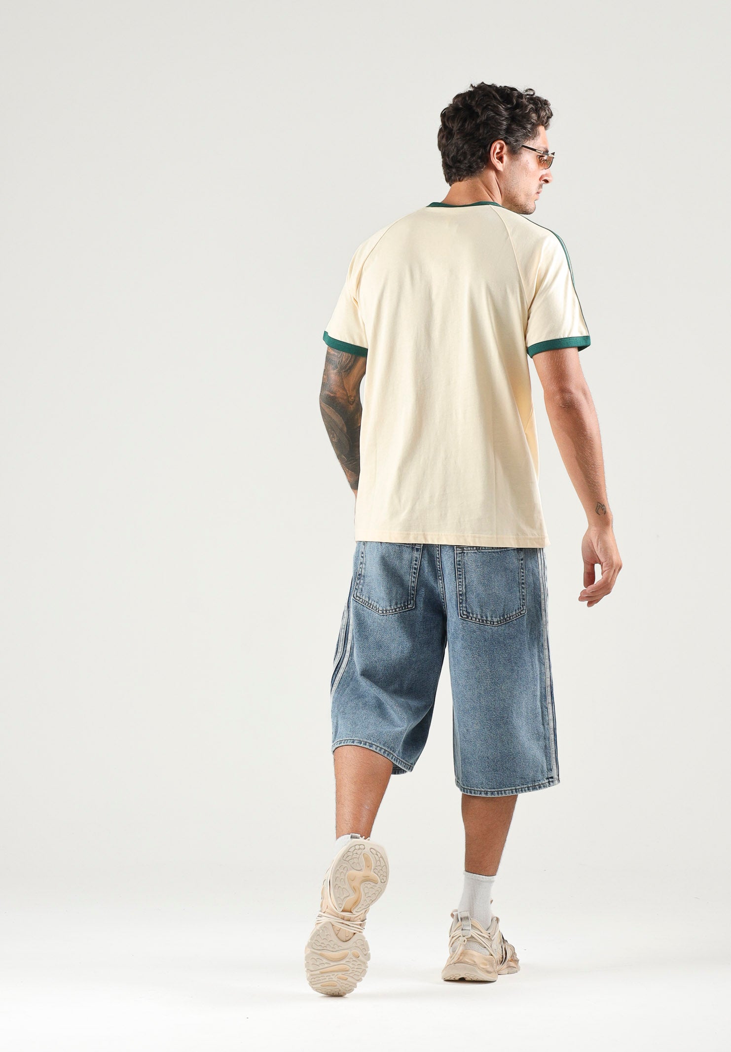 ADIDAS ORIGINALS T-shirt 3-STRIPES Warm Vanilla da uomo con logo iconico KT5058 . ADIDAS ORIGINALS 