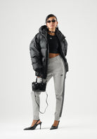 ADIDAS ORIGINALS Pantaloni grigi TRACK PANTS  per uomo con coulisse in vita e bande laterali. KU7643 . ADIDAS ORIGINALS 