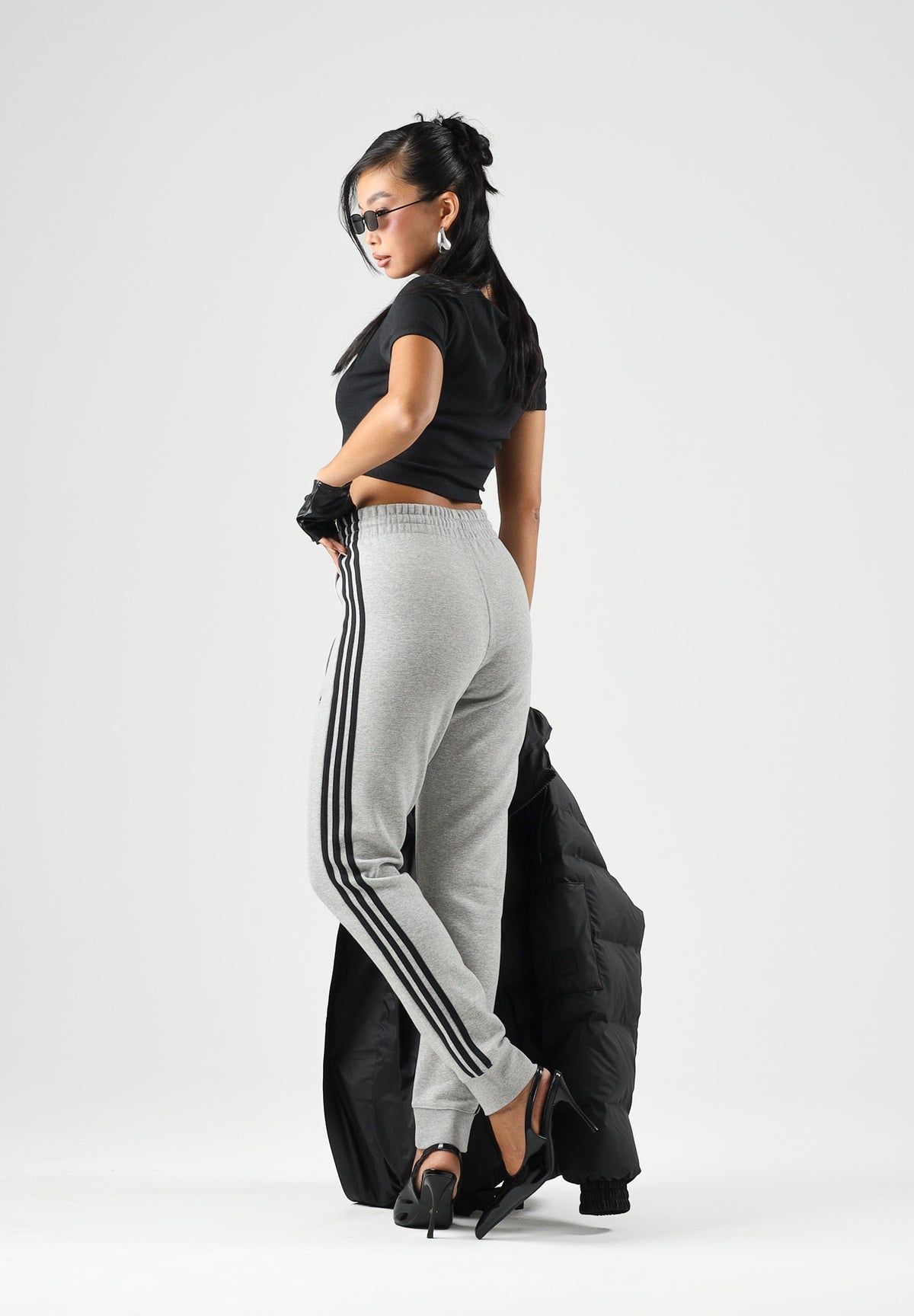 ADIDAS ORIGINALS Pantaloni grigi TRACK PANTS  per uomo con coulisse in vita e bande laterali. KU7643 . ADIDAS ORIGINALS 