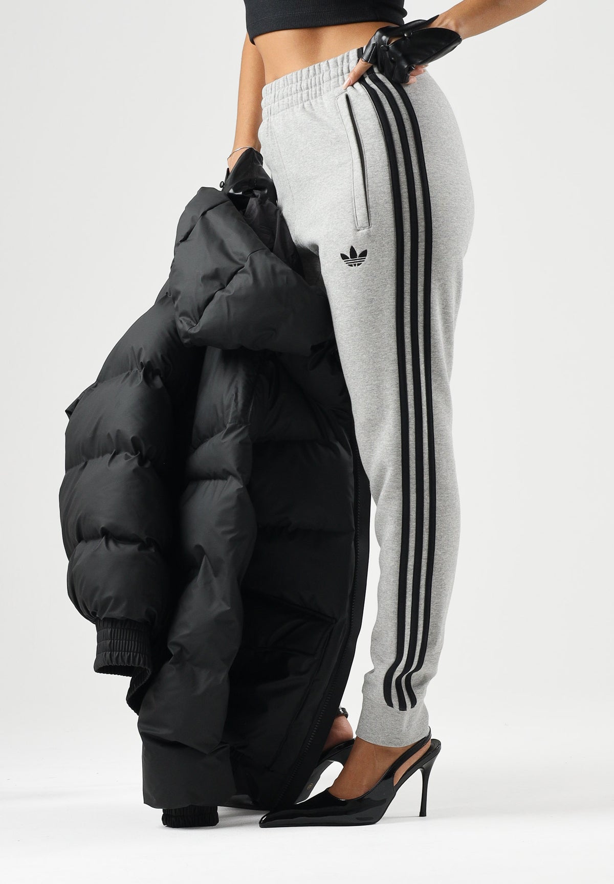 ADIDAS ORIGINALS Pantaloni grigi TRACK PANTS  per uomo con coulisse in vita e bande laterali. KU7643 . ADIDAS ORIGINALS 
