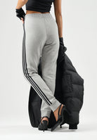 ADIDAS ORIGINALS Pantaloni grigi TRACK PANTS  per uomo con coulisse in vita e bande laterali. KU7643 . ADIDAS ORIGINALS 
