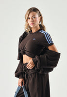 ADIDAS ORIGINALS T-shirt 3 STRIPES SLIM Auco Blufus Marrone da donna con iconiche 3-Stripes KU8194 . ADIDAS ORIGINALS 
