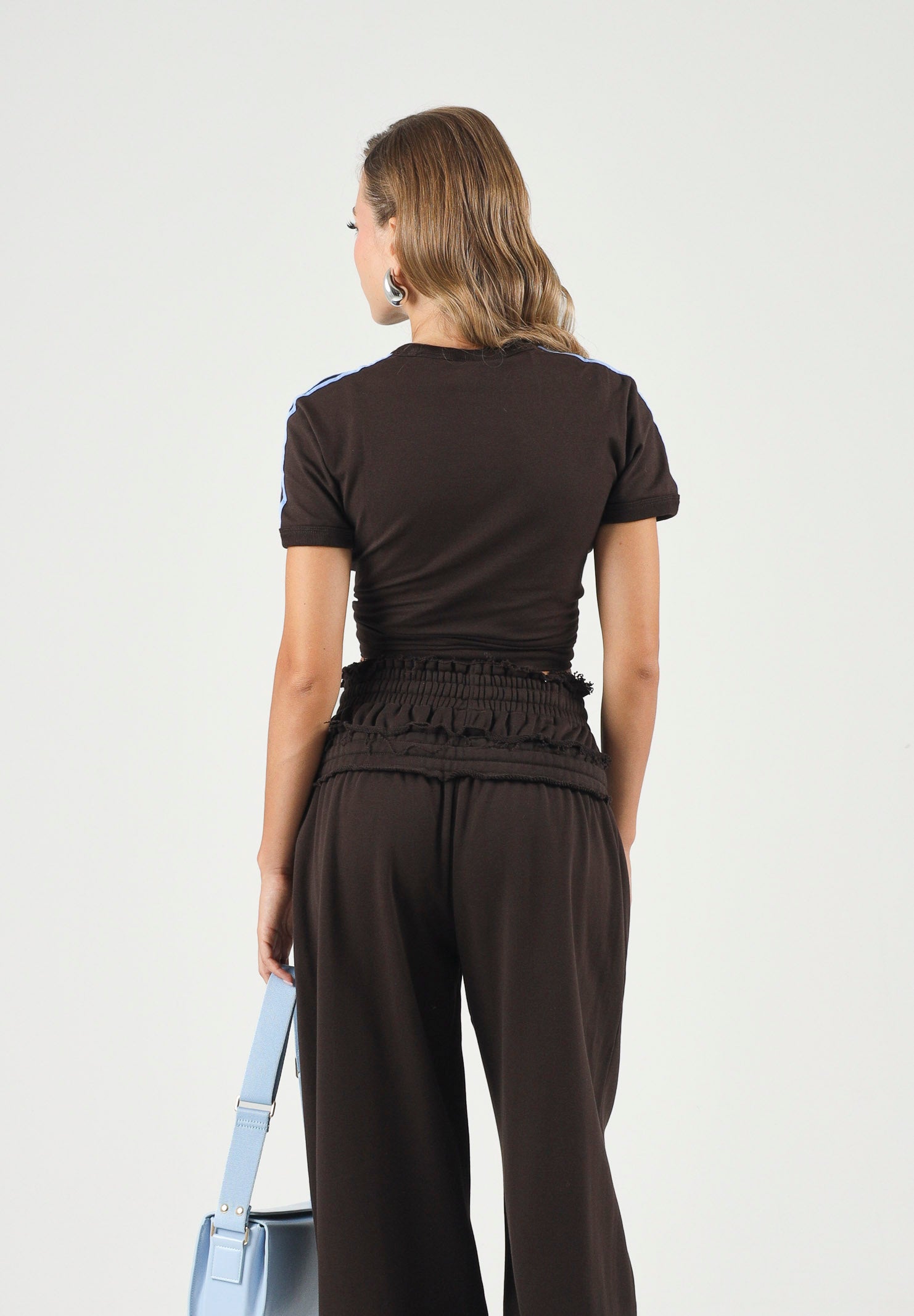 ADIDAS ORIGINALS T-shirt 3 STRIPES SLIM Auco Blufus Marrone da donna con iconiche 3-Stripes KU8194 . ADIDAS ORIGINALS 