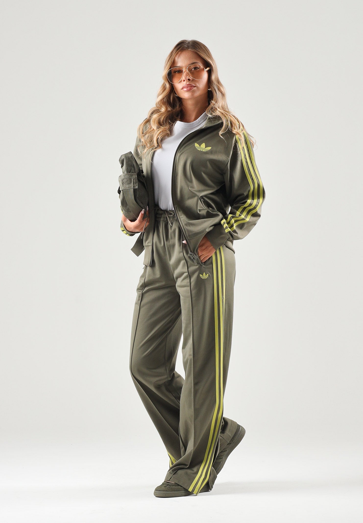 ADIDAS ORIGINALS Felpa con zip FIREBIRD TRACK  verde oliva per uomo e donna con iconiche tre strisce sulle maniche. KU8197 . ADIDAS ORIGINALS 