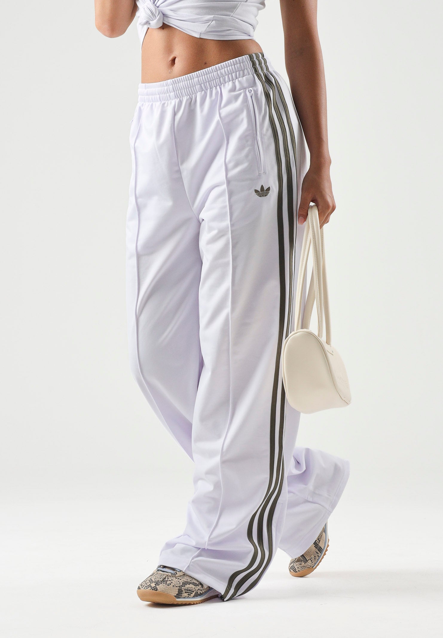 ADIDAS ORIGINALS Pantaloni FIREBIRD LOOSE  Fropur Olis Bianco lilla da donna con iconiche 3-Stripes KV2232 . ADIDAS ORIGINALS 
