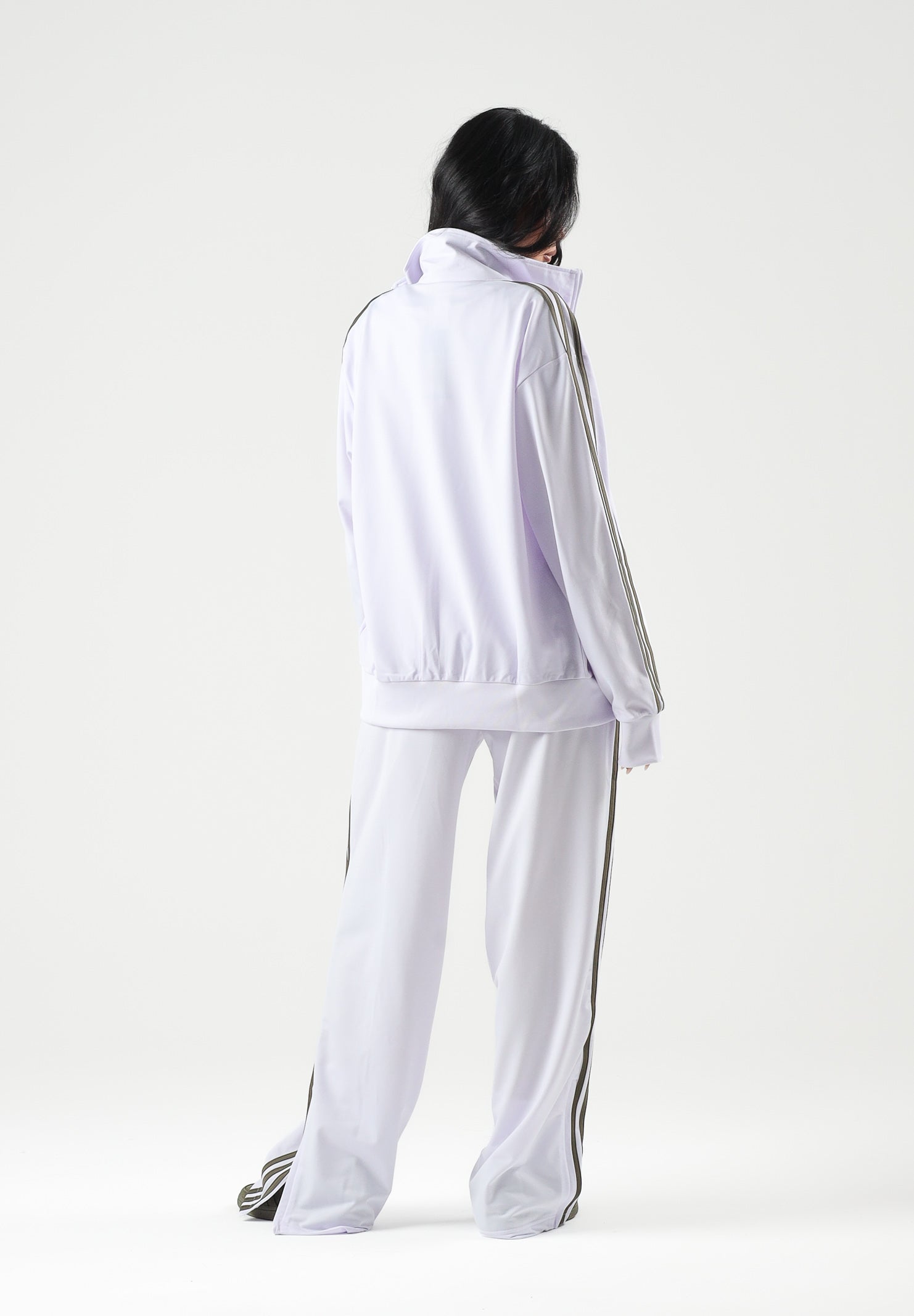 ADIDAS ORIGINALS Pantaloni FIREBIRD LOOSE lilla da donna con iconiche 3-stripes verdi KV2232 . ADIDAS ORIGINALS 